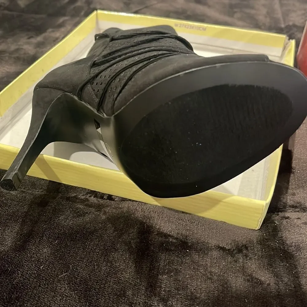 Glaze size 7 black suede heel open toe
